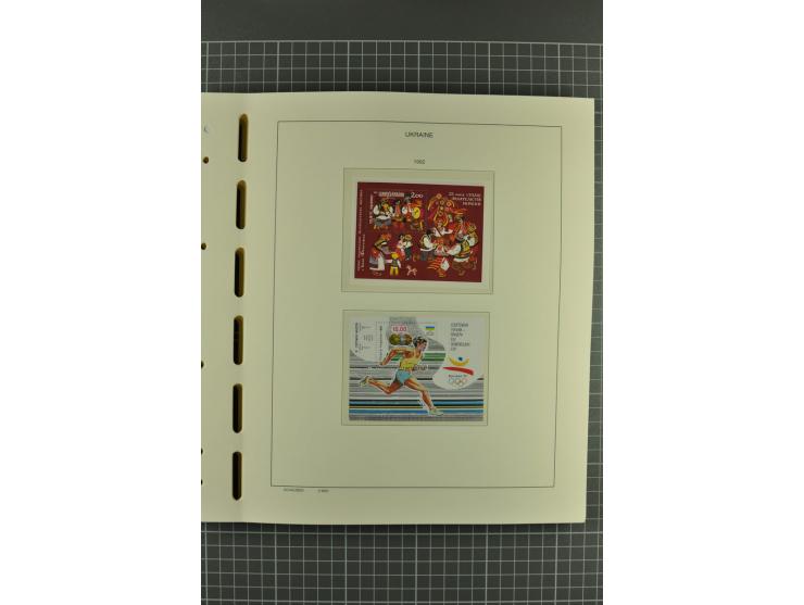 1992/2004, unmounted mint collection with miniature sheets, booklets, imperforated issues, local issues and other varieties