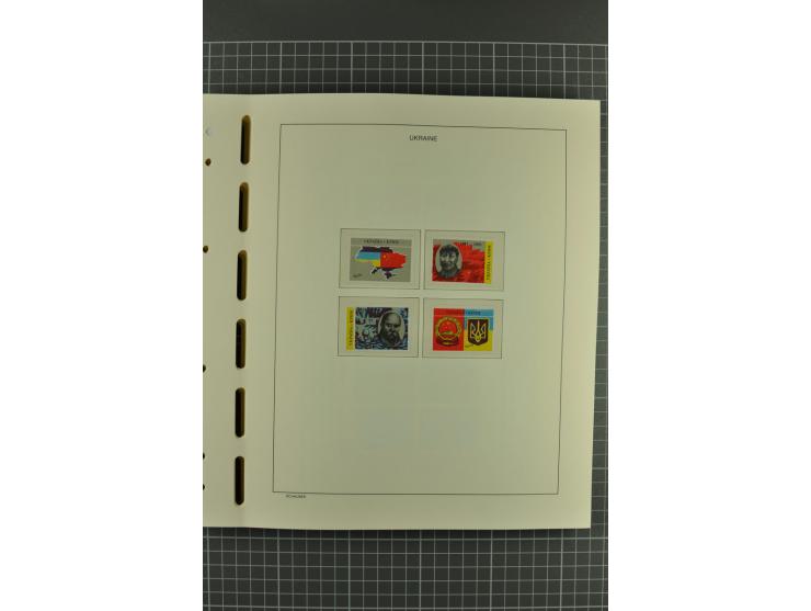 1992/2004, unmounted mint collection with miniature sheets, booklets, imperforated issues, local issues and other varieties