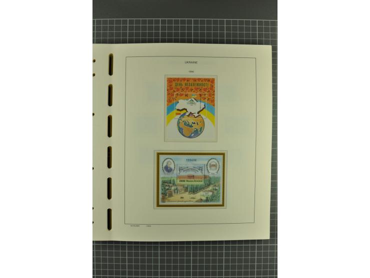 1992/2004, unmounted mint collection with miniature sheets, booklets, imperforated issues, local issues and other varieties