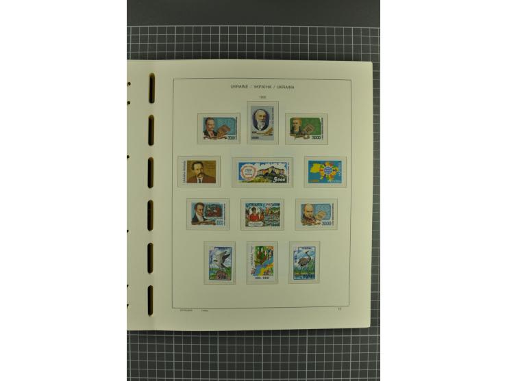 1992/2004, unmounted mint collection with miniature sheets, booklets, imperforated issues, local issues and other varieties