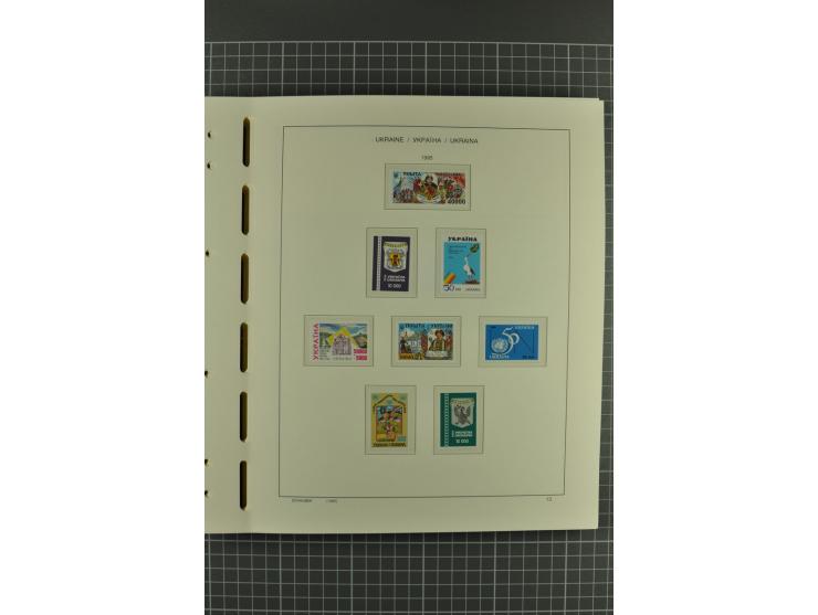 1992/2004, unmounted mint collection with miniature sheets, booklets, imperforated issues, local issues and other varieties