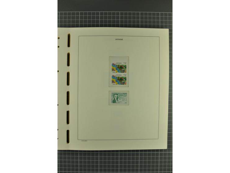 1992/2004, unmounted mint collection with miniature sheets, booklets, imperforated issues, local issues and other varieties