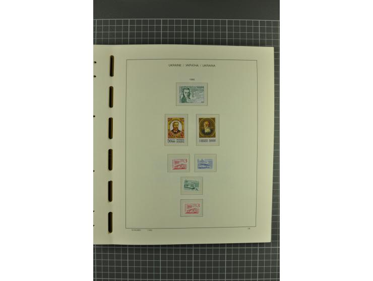 1992/2004, unmounted mint collection with miniature sheets, booklets, imperforated issues, local issues and other varieties