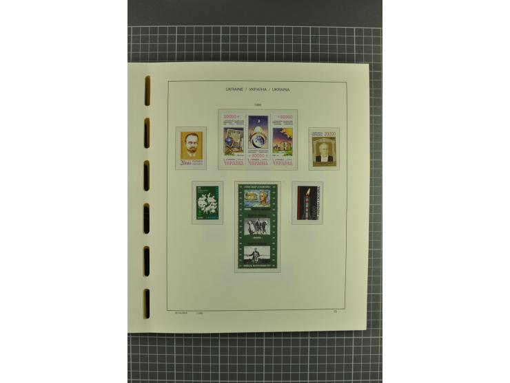 1992/2004, unmounted mint collection with miniature sheets, booklets, imperforated issues, local issues and other varieties