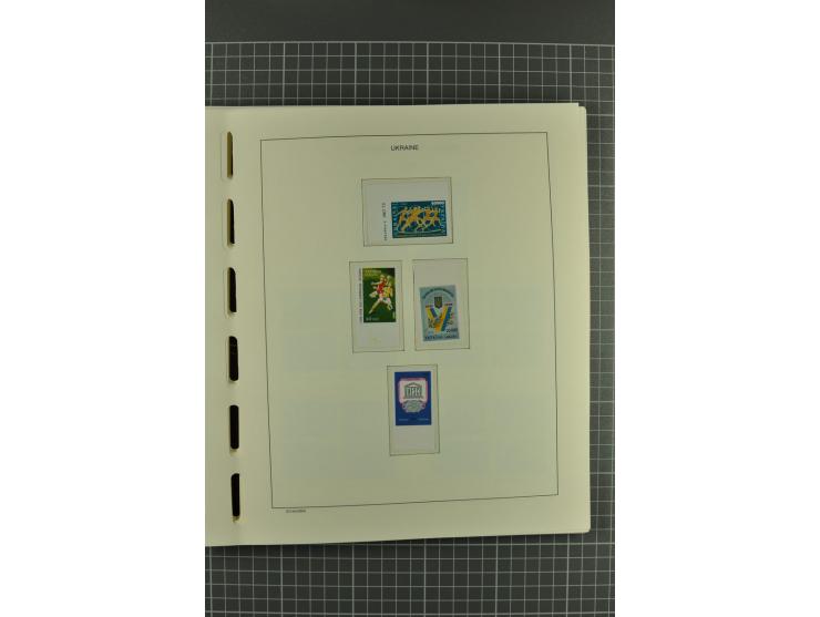 1992/2004, unmounted mint collection with miniature sheets, booklets, imperforated issues, local issues and other varieties