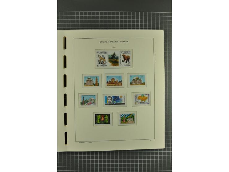 1992/2004, unmounted mint collection with miniature sheets, booklets, imperforated issues, local issues and other varieties