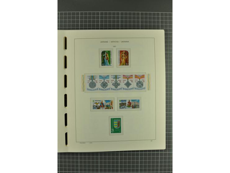 1992/2004, unmounted mint collection with miniature sheets, booklets, imperforated issues, local issues and other varieties