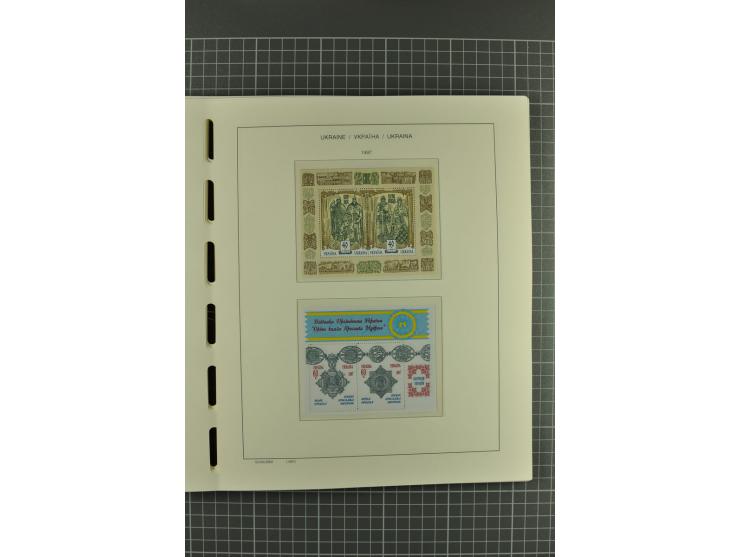 1992/2004, unmounted mint collection with miniature sheets, booklets, imperforated issues, local issues and other varieties