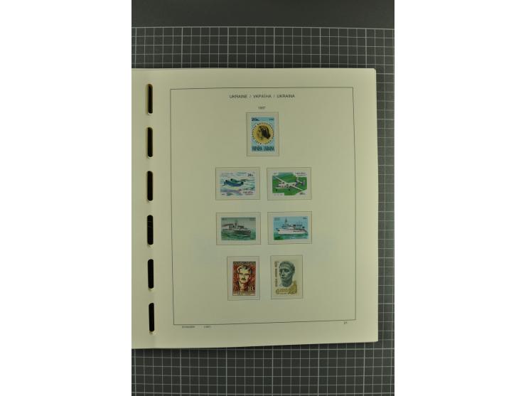 1992/2004, unmounted mint collection with miniature sheets, booklets, imperforated issues, local issues and other varieties