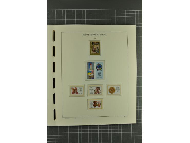 1992/2004, unmounted mint collection with miniature sheets, booklets, imperforated issues, local issues and other varieties