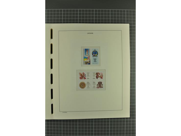 1992/2004, unmounted mint collection with miniature sheets, booklets, imperforated issues, local issues and other varieties