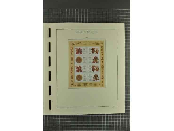 1992/2004, unmounted mint collection with miniature sheets, booklets, imperforated issues, local issues and other varieties
