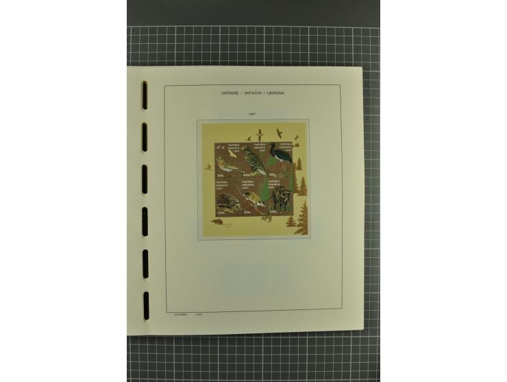 1992/2004, unmounted mint collection with miniature sheets, booklets, imperforated issues, local issues and other varieties