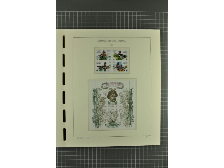 1992/2004, unmounted mint collection with miniature sheets, booklets, imperforated issues, local issues and other varieties