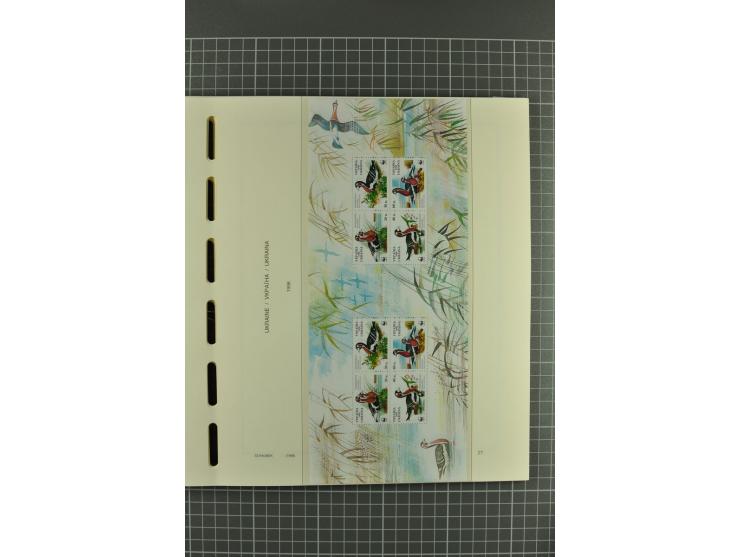 1992/2004, unmounted mint collection with miniature sheets, booklets, imperforated issues, local issues and other varieties