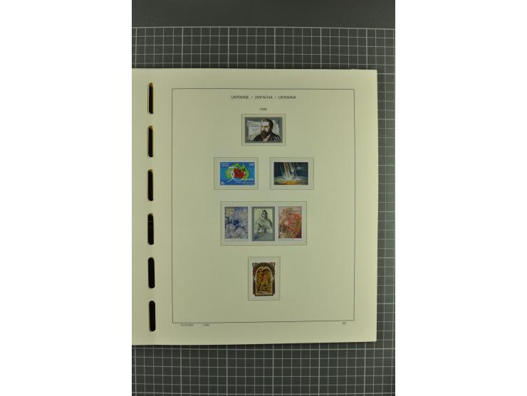 1992/2004, unmounted mint collection with miniature sheets, booklets, imperforated issues, local issues and other varieties
