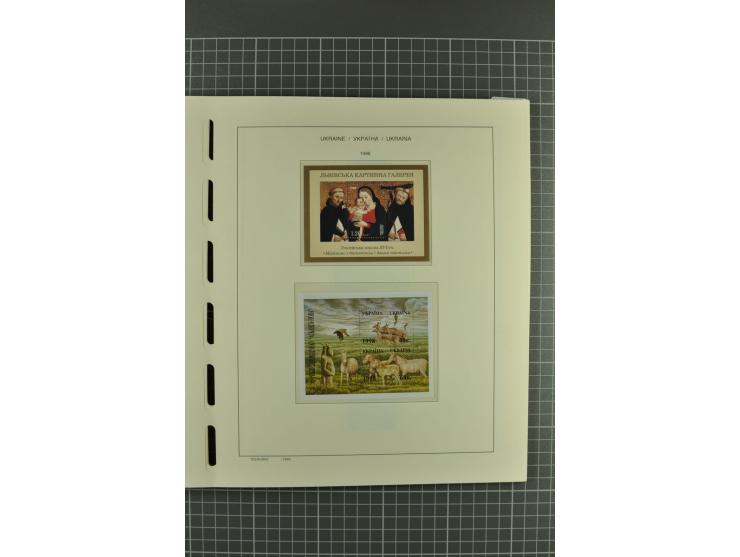 1992/2004, unmounted mint collection with miniature sheets, booklets, imperforated issues, local issues and other varieties