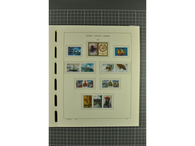 1992/2004, unmounted mint collection with miniature sheets, booklets, imperforated issues, local issues and other varieties