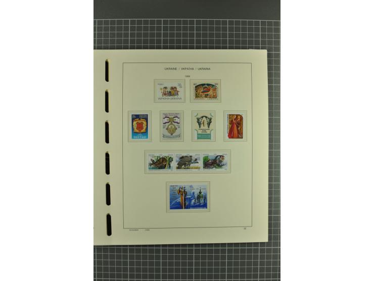 1992/2004, unmounted mint collection with miniature sheets, booklets, imperforated issues, local issues and other varieties