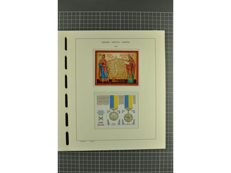 1992/2004, unmounted mint collection with miniature sheets, booklets, imperforated issues, local issues and other varieties