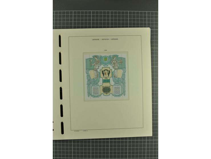 1992/2004, unmounted mint collection with miniature sheets, booklets, imperforated issues, local issues and other varieties