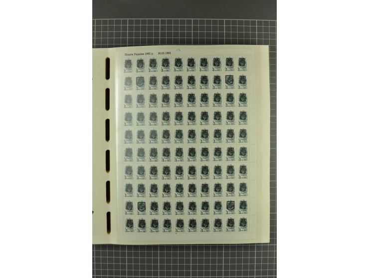 1992/2004, unmounted mint collection with miniature sheets, booklets, imperforated issues, local issues and other varieties