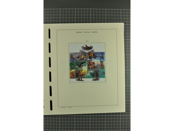 1992/2004, unmounted mint collection with miniature sheets, booklets, imperforated issues, local issues and other varieties
