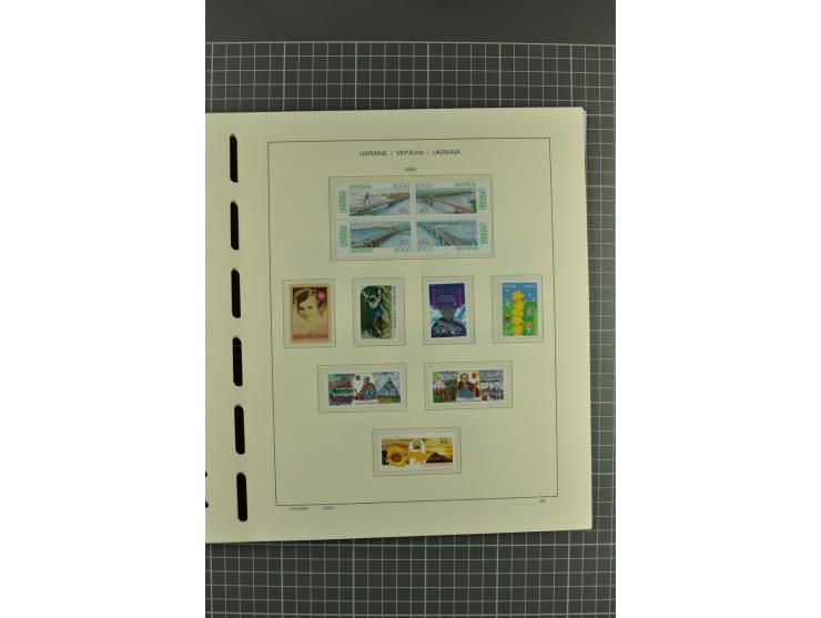 1992/2004, unmounted mint collection with miniature sheets, booklets, imperforated issues, local issues and other varieties