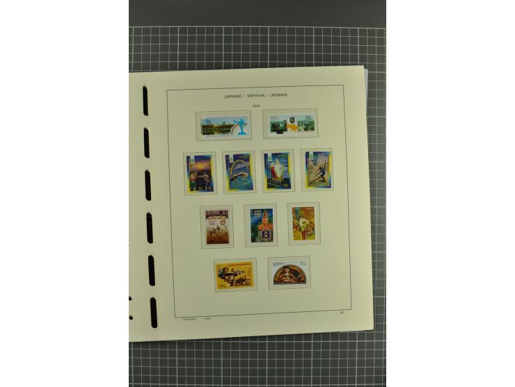 1992/2004, unmounted mint collection with miniature sheets, booklets, imperforated issues, local issues and other varieties