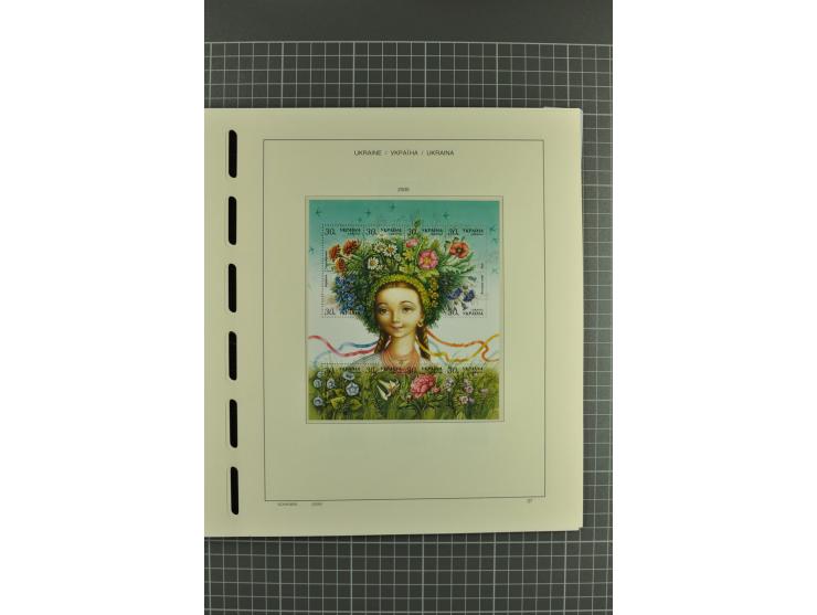 1992/2004, unmounted mint collection with miniature sheets, booklets, imperforated issues, local issues and other varieties