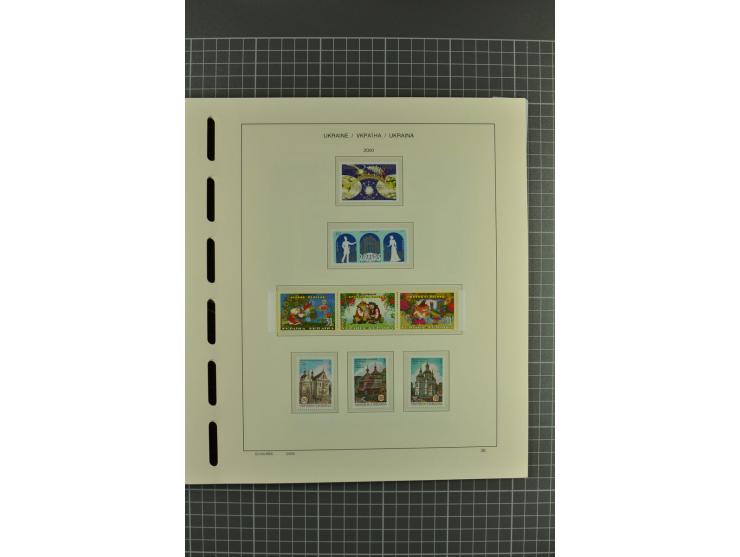 1992/2004, unmounted mint collection with miniature sheets, booklets, imperforated issues, local issues and other varieties