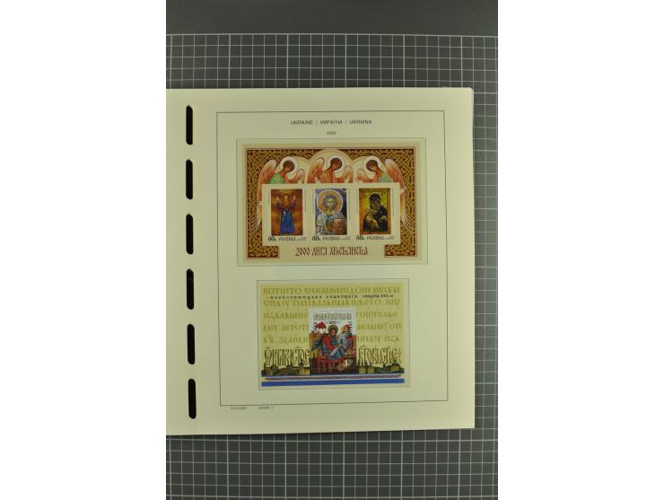 1992/2004, unmounted mint collection with miniature sheets, booklets, imperforated issues, local issues and other varieties