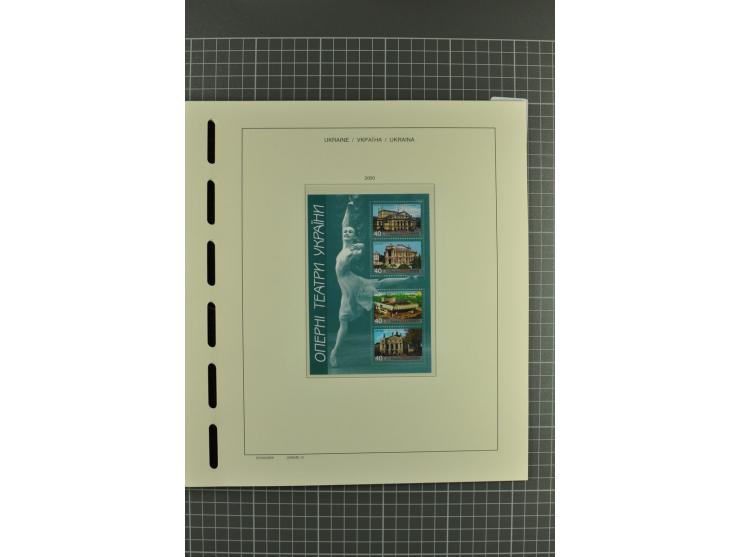1992/2004, unmounted mint collection with miniature sheets, booklets, imperforated issues, local issues and other varieties