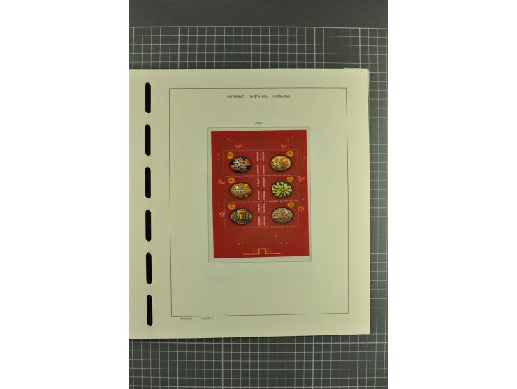 1992/2004, unmounted mint collection with miniature sheets, booklets, imperforated issues, local issues and other varieties