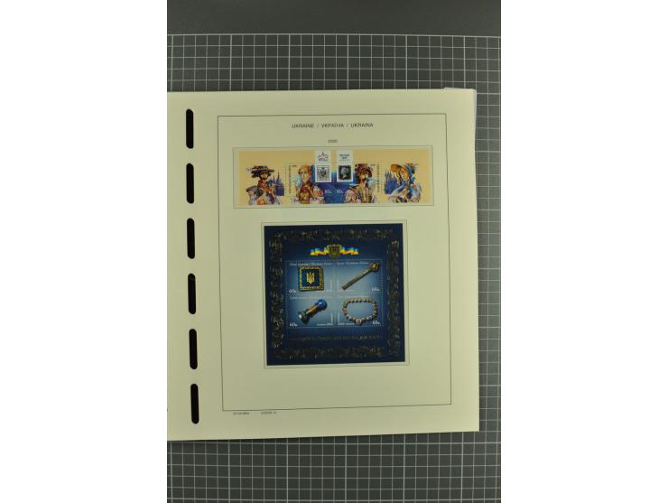 1992/2004, unmounted mint collection with miniature sheets, booklets, imperforated issues, local issues and other varieties