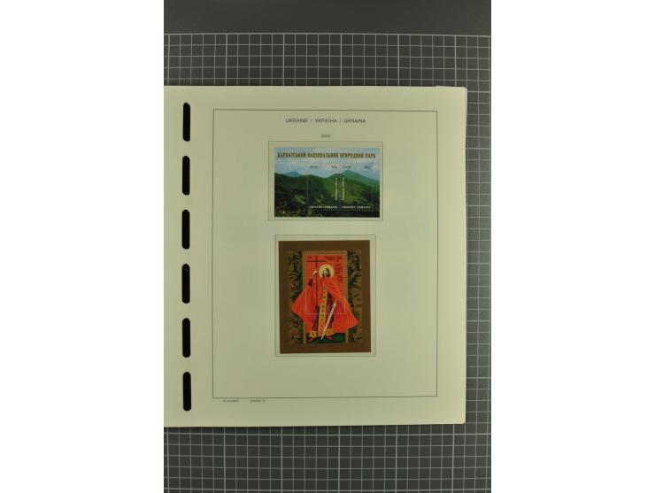 1992/2004, unmounted mint collection with miniature sheets, booklets, imperforated issues, local issues and other varieties