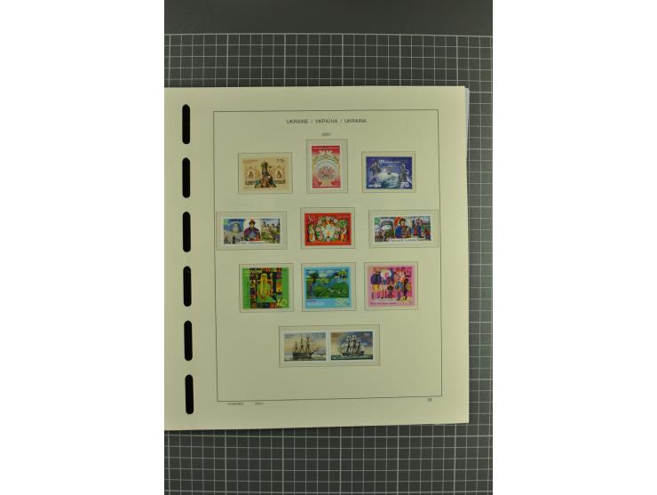 1992/2004, unmounted mint collection with miniature sheets, booklets, imperforated issues, local issues and other varieties