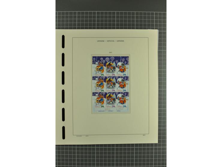 1992/2004, unmounted mint collection with miniature sheets, booklets, imperforated issues, local issues and other varieties