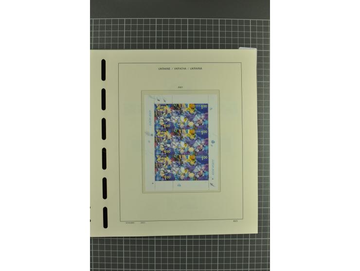 1992/2004, unmounted mint collection with miniature sheets, booklets, imperforated issues, local issues and other varieties