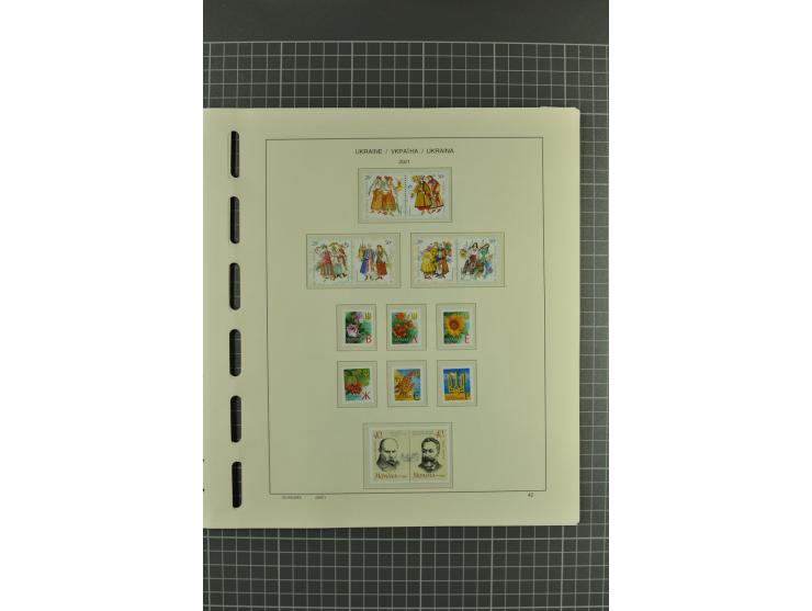 1992/2004, unmounted mint collection with miniature sheets, booklets, imperforated issues, local issues and other varieties