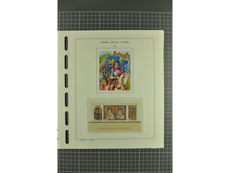 1992/2004, unmounted mint collection with miniature sheets, booklets, imperforated issues, local issues and other varieties