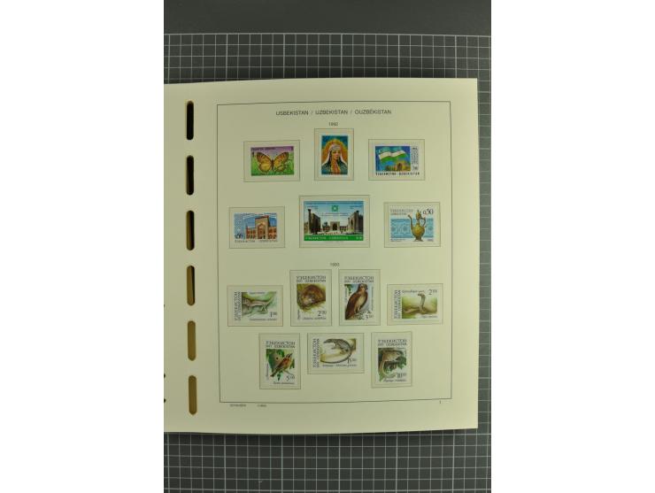 1992/2004, unmounted mint collection with souvenir sheets, strips and tabs etc.