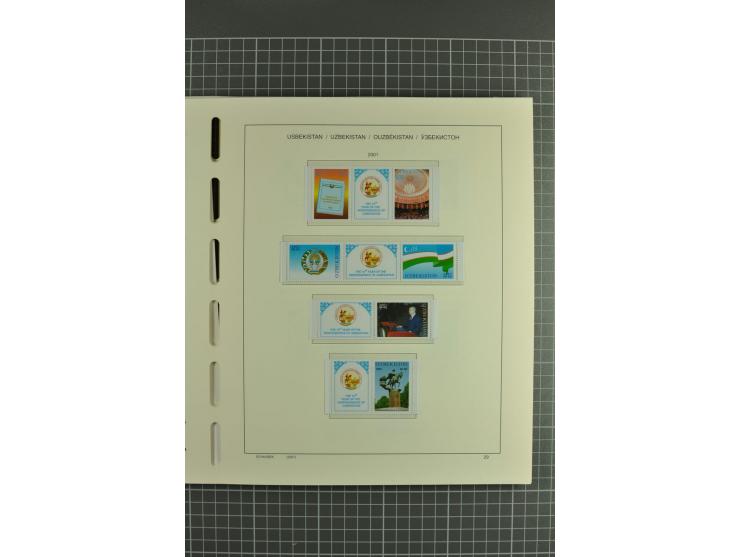 1992/2004, unmounted mint collection with souvenir sheets, strips and tabs etc.