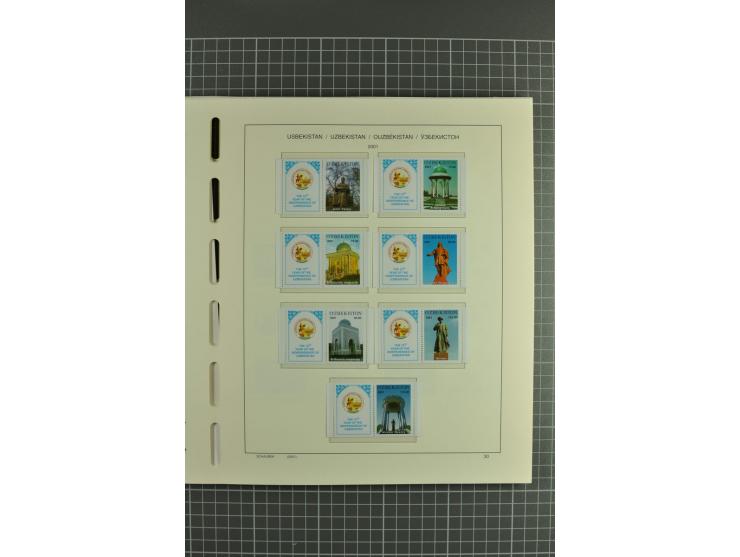 1992/2004, unmounted mint collection with souvenir sheets, strips and tabs etc.