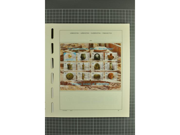 1992/2004, unmounted mint collection with souvenir sheets, strips and tabs etc.