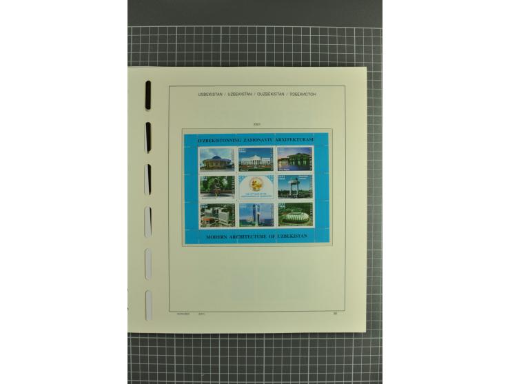 1992/2004, unmounted mint collection with souvenir sheets, strips and tabs etc.