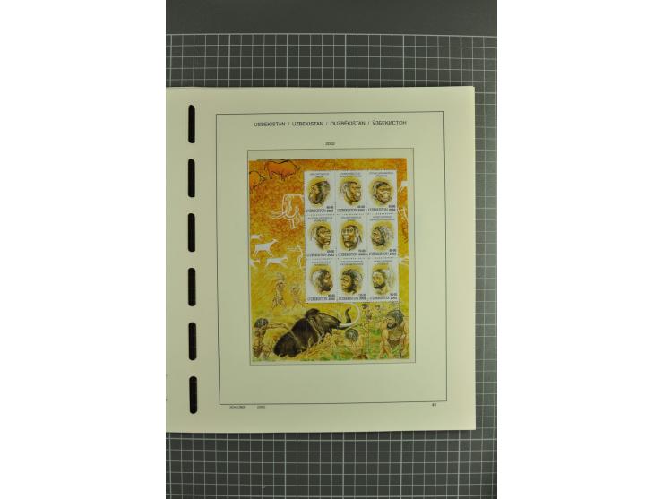 1992/2004, unmounted mint collection with souvenir sheets, strips and tabs etc.