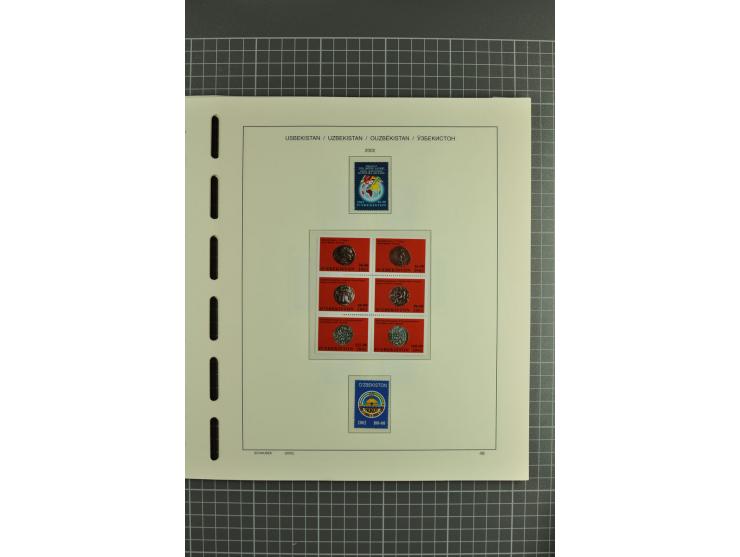 1992/2004, unmounted mint collection with souvenir sheets, strips and tabs etc.