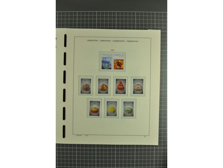 1992/2004, unmounted mint collection with souvenir sheets, strips and tabs etc.