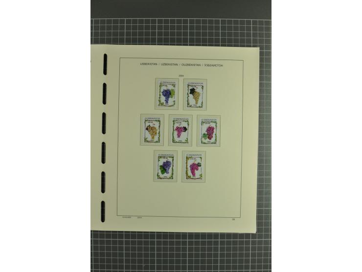 1992/2004, unmounted mint collection with souvenir sheets, strips and tabs etc.